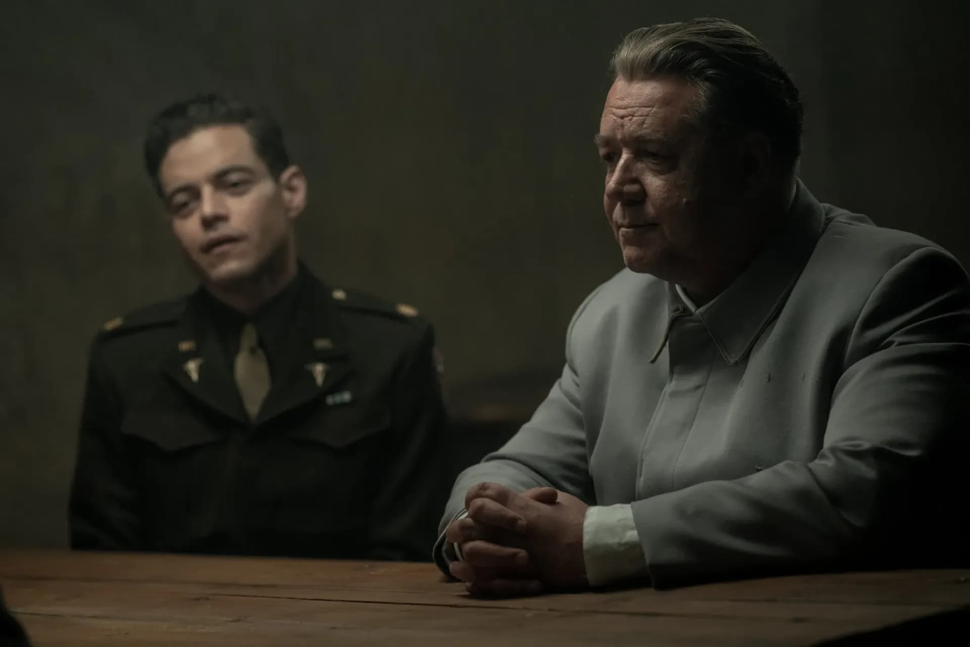 Russell Crowe hipnotyzuje jako Göring. Czy „Norymberga” da mu kolejnego Oscara? Film w kinach od 28 listopada