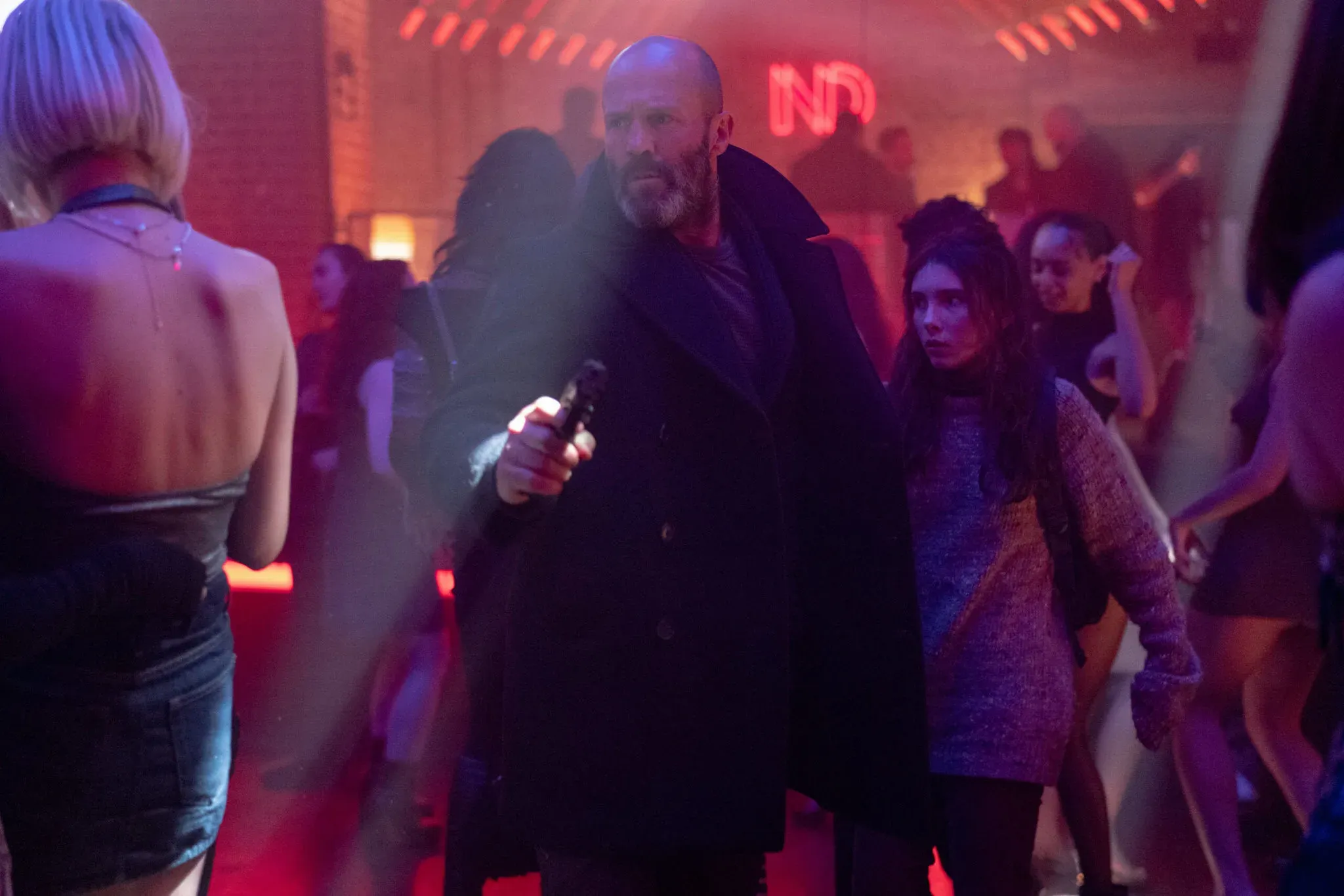 Mistrz filmów akcji powraca! Jason Statham, były agent sił specjalnych, ratuje nastolatkę przed mordercami. „Samotnik” w kinach od 13 lutego