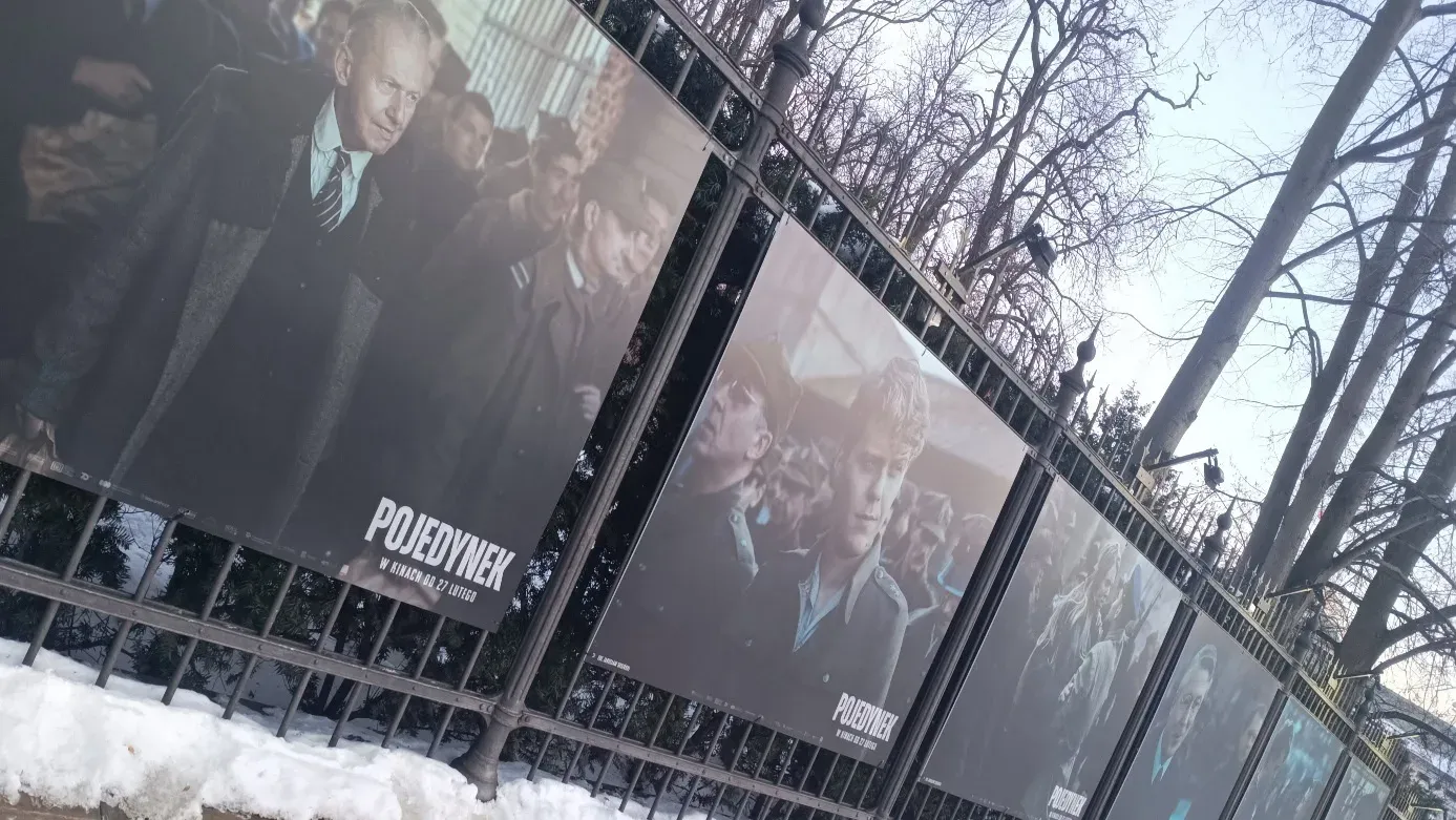 „Pojedynek” w Łazienkach Królewskich. Plenerowa wystawa fotosów z filmu Łukasza Palkowskiego dostępna tylko do końca lutego