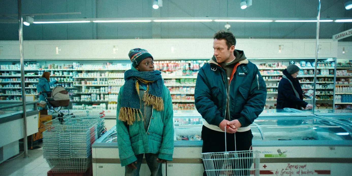 „Dobre chłopaki”: Konrad Eleryk w niezwykłym duecie z kenijskim debiutantem. Film trafi na ekrany kin jeszcze w tym roku!