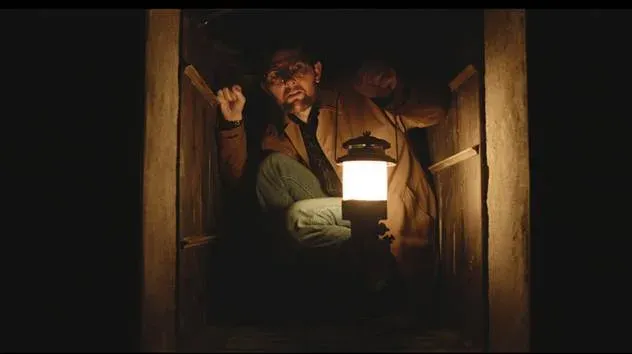 Adam Scott wpakuje się w kolejny koszmar. „Hokum” z pierwszym zwiastunem. W kinach od 1 maja