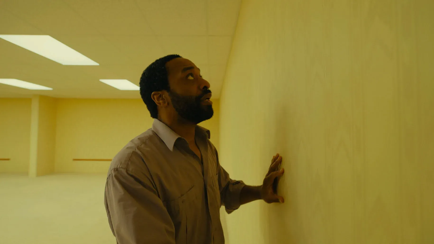 Chiwetel Ejiofor zyskał popularność rolą w „Życiu Chucka”, a teraz wciela się w Clarka w „Backrooms. Bez wyjścia”. CIEKAWOSTKI o aktorze