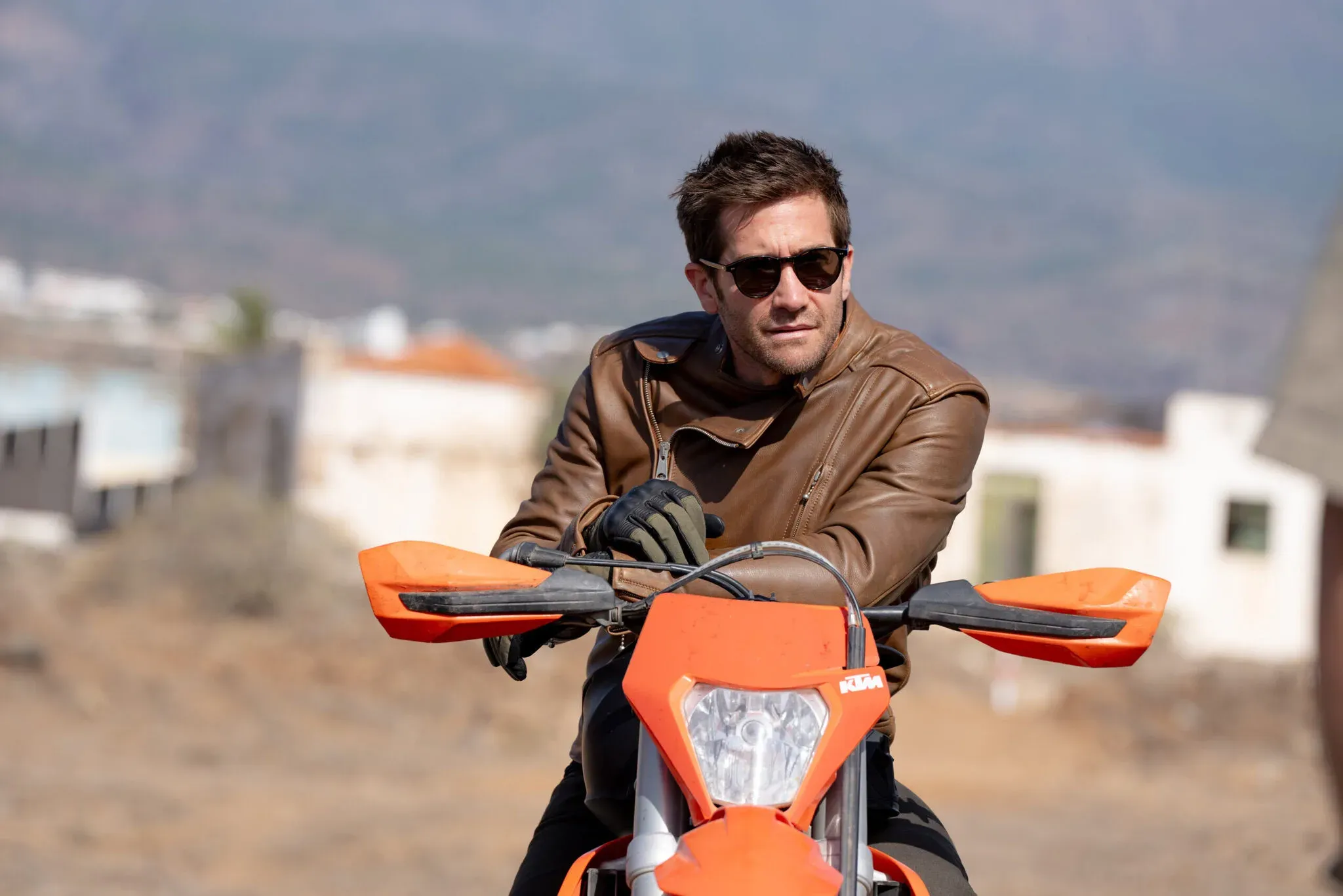 Jake Gyllenhaal rusza po dług z Guyem Ritchiem. „Zawodowcy” tylko w kinach od 29 maja. Nie przegap!