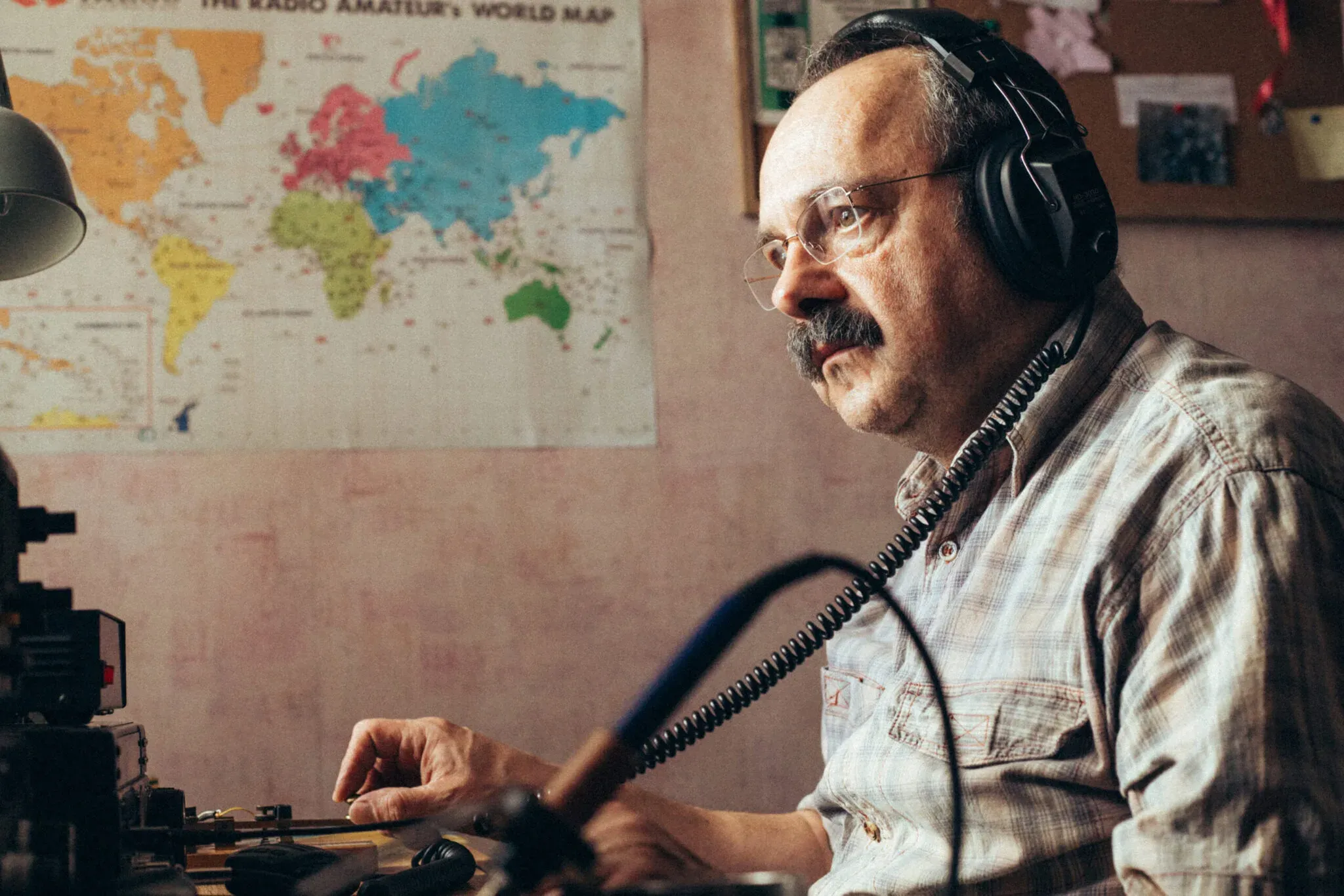 Aktorski top: Stenka, Jakubik, Koleśnik i Grabowski w filmie „Radioamator” Tomasza Habowskiego. Kiedy trafi do kin? Zobacz zdjęcia!